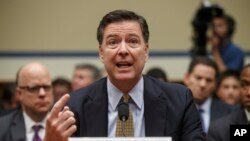 James Comey es un republicano que sirvió en el Departamento de Justicia durante el gobierno de George W. Bush antes de ser nombrado por Barack Obama como director del FBI. 
