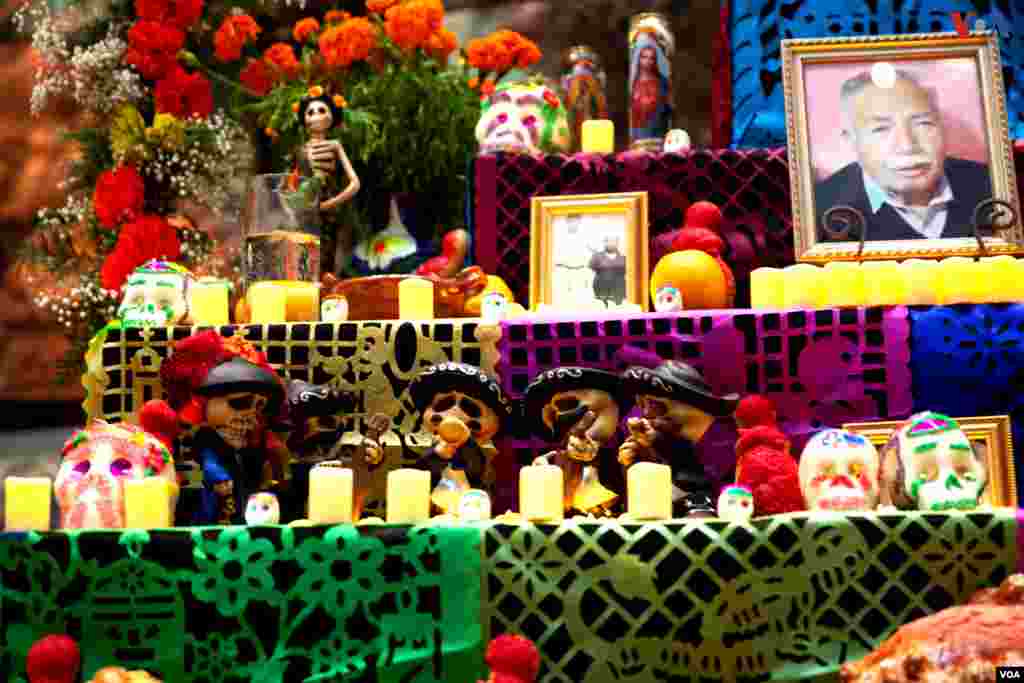 Altar del Día de los Muertos, armado durante al celebración en el museo Smithsonian. Washington DC, Octubre 2018.