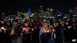 Un grupo de personas realiza una vigilia el jueves 15 de febrero de 2024 por las víctimas del tiroteo ocurrido en el desfile de la víspera para celebrar el triunfo de los Chiefs de Kansas City en el Super Bowl 58 de la NFL.