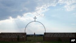 Gerbang masuk dari Biara Santo Markus Rasul dan Santo Samuel Pengiman di Cullinan, di timur Pretoria, Afrika Selatan, dalam foto yang diambil pada 13 Maret 2024. Tiga biarawan di di biara tersebut tewas dibunuh. (Foto: AP/Themba Hadebe)