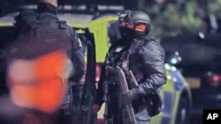 Naoružani policajci nedaleko od mesta eksplozije u Livepulu, Engleska, 15. novembra 2021.
