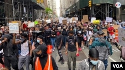 Manifestantes en Nueva York se movilizaron de forma pacífica el martes 2 de junio de 2020, para protestar por la muerte del afroamericano, George Floyd.