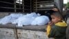 Palestinos lloran la pérdida de familiares que murieron en un bombardeo israelí en la Franja de Gaza, frente a la morgue del hospital Al Aqsa en Deir al Balah, el jueves 29 de febrero de 2024. 