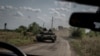 Militares ucranianos viajan en un tanque cerca del pueblo de Robotyne. 