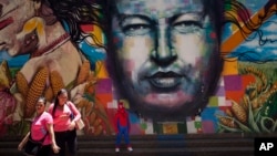 El oficialismo exhibe la figura o el rostro Chávez por todas partes como señal de que el chavismo “vigila”.