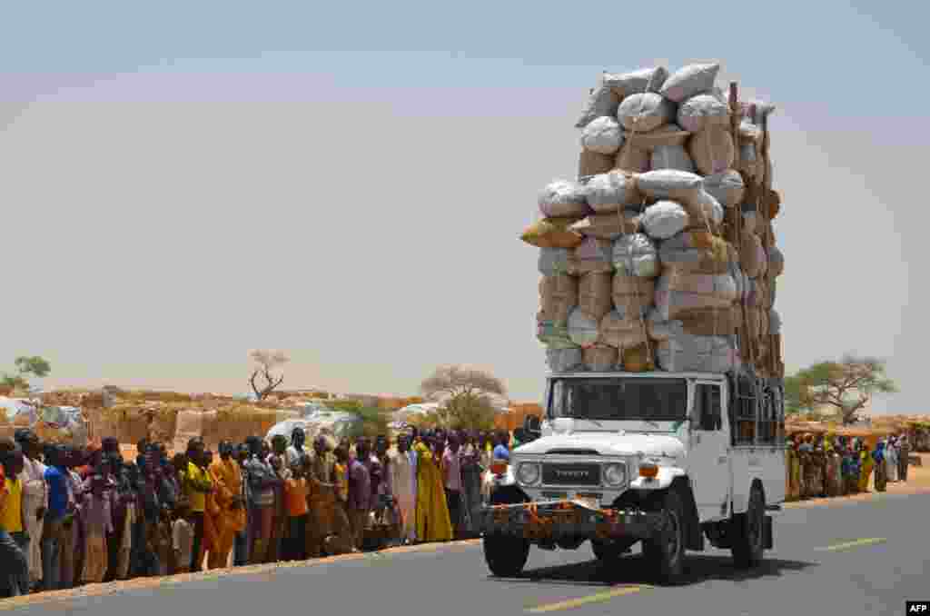 Truk yang mengangkut bantuan bahan makanan tiba di kamp pengungsi Assaga di kota Diffa, Niger.