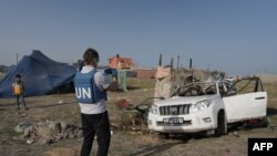 Співробітник ООН оглядає автомобіль гуманітарної організації "Світова центральна кухня", який постраждав внаслідок ізраїльського повітряного удару в центральній частині Гази 2 квітня 2024 року. (Фото: AFP)