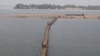 ស្ពានឆ្លងទៅវាលខ្សាច់មួយត្រូវបានសាងសង់ នៅស្រុកសំបូរ ខេត្តក្រចេះ ថ្ងៃទី១១ ខែមីនា ឆ្នាំ២០២០។ (ស៊ុន ណារិន/VOA Khmer)