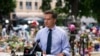 El senador del estado de Texas, Roland Gutiérrez, habla durante una conferencia de prensa en una plaza del pueblo en Uvalde, Texas, el 2 de junio de 2022.