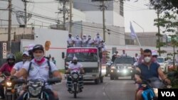 Caravanas de vehículos recorren las calles en Bolivia en plena campaña electoral.