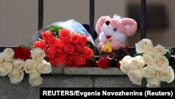 Građani ostavljaju cveće i igračke pred zgradom predstavništva regije Tatarstan u Moskvi (REUTERS/Evgenia Novozhenina)