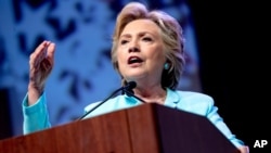 La candidata presidencial demócrata Hillary Clinton defiende su accionar como secretaria de Estado ante críticas del nominado presidencial republicano Donald Trump.