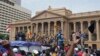 Manifestantes se agrupan en el exterior de las oficinas del presidente en Colombo, Sri Lanka, el 9 de julio de 2022.