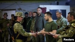 El presidente ucraniano Volodymyr Zelenskyy se dirigió el fin de semana al sur para visitar a la tropa y personal médico en las regiones Mykolaiv y Odesa frente al Mar Negro.