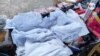 La ropa que utilizan los reos de color blanco se vende en las afueras de los penales y es comprada por los familiares de los detenidos. [Foto Karla Patricia Arévalo/ VOA].