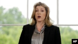 ARCHIVO - La secretaria de Defensa de Gran Bretaña, Penny Mordaunt, habla antes del lanzamiento de la campaña de liderazgo del secretario de Relaciones Exteriores, Jeremy Hunt, para el Partido Conservador en Londres, el 10 de junio de 2019. (AP /Matt Dunham)