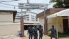 Des policiers sortent des locaux de la Commission électorale nationale autonome (CENA) alors que le dépouillement des votes commence à Cotonou, au Bénin le 12 avril 2021, après les élections présidentielles du pays. (Photo PIUS UTOMI EKPEI / AFP)