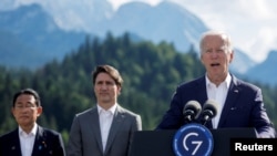 El presidente de Estados Unidos, Joe Biden, habla junto al primer ministro japonés, Fumio Kishida, y al primer ministro canadiense, Justin Trudeau, durante el primer día de la cumbre de líderes del G7 en el castillo Schloss Elmau de Bavaria, Alemania, el 26 de junio de 2022.