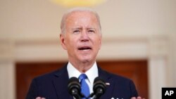 El presidente Joe Biden habla en la Casa Blanca en Washington, el 24 de junio de 2022, luego de que la Corte Suprema anulara Roe v. Wade, un fallo de 1973 que otorgaba protección al aborto a nivel nacional.