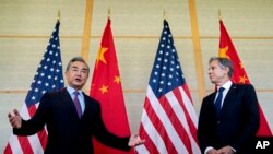 美國國務卿布林肯(右)與中國外長王毅(左)。