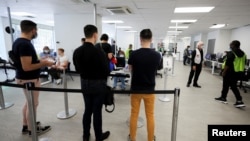 Personas hacen fila en una clínica de vacunación contra la viruela del mono administrada por las autoridades de salud pública de CIUSSS en Montreal, Quebec, Canadá, el 6 de junio de 2022.