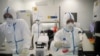 Laboratoristas trabajando en una planta de la farmacéutica Valneva en Saint-Herblain, Francia, el 3 de febrero de 2021.