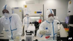 Laboratoristas trabajando en una planta de la farmacéutica Valneva en Saint-Herblain, Francia, el 3 de febrero de 2021.