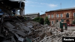 Una persona pasa junto a una casa destruida por los bombardeos durante la noche mientras continúa el ataque de Rusia contra Ucrania en Kharkiv, Ucrania, el 26 de junio de 2022.