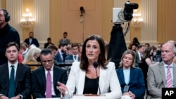 Cassidy Hutchinson, exasistente del jefe de gabinete de la Casa Blanca de Trump, Mark Meadows, testifica mientras el comité selecto de la Cámara que investiga el ataque del 6 de enero al Capitolio de EEUU celebra una audiencia en Washington, el 28 de junio de 2022.