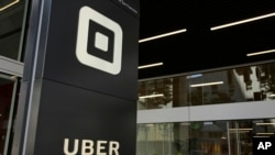 ARCHIVO - Se ve una señalización frente al edificio que alberga la sede de Uber, en San Francisco, California, el 21 de junio de 2017.