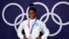ARCHIVO - Simone Biles posa para las fotografías después de ganar la medalla de bronce en viga durante los Juegos Olímpicos de Verano de Tokio 2020 en el Centro de Gimnasia Ariake. 