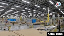 Los centros de distribución de Amazon cuentan con robots de última tecnología para agilizar los procesos de entrega, aunque la empresa informa que ha crecido la contratación de personal. [Foto: Antoni Belchi, VOA]