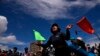 Estudiantes se suman a mujeres indígenas en una marcha en apoyo a las protestas y el paro nacional contra el gobierno del presidente Guillermo Lasso, a las afueras de la Universidad de Central, en Quito, el 25 de junio de 2022. 