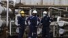 Empregados da refinaria da Sonangol, em Luanda. 