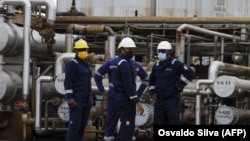 Empregados da refinaria da Sonangol, em Luanda. 