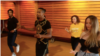 El bailarín cubano Orliandis Miñoso, en el centro, durante una de sus clases en Barcelona.