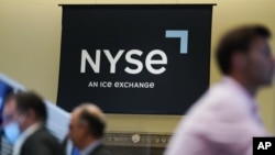 Un letrero de NYSE se ve en el piso de la Bolsa de Valores de Nueva York en Nueva York, el miércoles 15 de junio de 2022.
