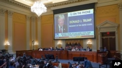 En una pantalla se muestra una imagen del expresidente Donald Trump en una entrevista de Fox News, mientras la comisión de la Cámara de Representantes que investiga el ataque del 6 de enero al Capitolio de EEUU continúa revelando la investigación de un año, 23 de junio de 2022