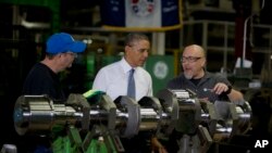 El presidente Obama se reunió con trabajadores de una planta de motores de gas de General Electric y firmó un memorándum para promover entrenamiento y capacitación de trabajadores.