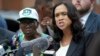 Retiran últimos cargos a policías en caso Freddie Gray