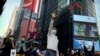 Manifestantes protestan en el distrito financiero de Hong Kong, el jueves 14 de noviembre de 2019. Dos senadores estadounidenses han propuesto un proyecto de ley que requiere más escrutinio de EE.UU. a Hong Kong.