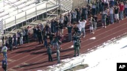 La policía evacuó a decenas de estudiantes de la escuela secundaria Arapahoe.
