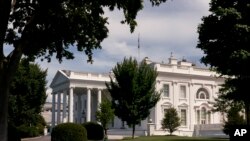 ARCHIVO - Se ve la Casa Blanca, el 30 de julio de 2022, en Washington. No se encontraron huellas dactilares ni ADN en la bolsita de cocaína encontrada en el vestíbulo del ala oeste a pesar de un sofisticado análisis del laboratorio criminal del FBI.