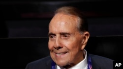 Bivši republikanski predsedinčki kandidat, senator Bob Dol na otvaranju Republikanske nacionalne konvencije u Klivlendu, 18. jula 2016. (Foto AP/Kerolajn Kester)