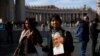 Una persona sostiene una imagen del Papa Francisco mientras continúa su hospitalización, en la Plaza de San Pedro, en el Vaticano, el 26 de febrero de 2025.