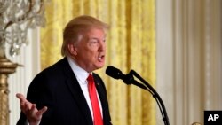 Momento en que el presidente Donald Trump anuncia que nominará a Alexander Acosta para secretario de Trabajo, jueves 16 de febrero de 2017, Sala Este de la Casa Blanca en Washington.