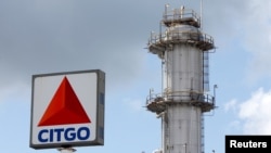 El logo de Citgo corona una refinería de la empresa en Sulphur, Luisiana, Estados Unidos, el 12 de junio de 2018.