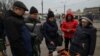 Жителі Харкова заряджають мобільні телефони від генератора на вулиці під час відключення електроенергії після того, як російські ракети вразили цивільну інфраструктуру. У ніч на 9 березня Росія обстріляла 10 регіонів України. Харків, 9 березня 2023 р. REUTERS/Софія Гатілова