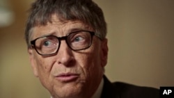 Bill Gates habla sobre la pobreza en una entrevista en Nueva York.