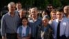 Bobomurod Abdullayev (o'rtada) oilasi va do'stlari bilan